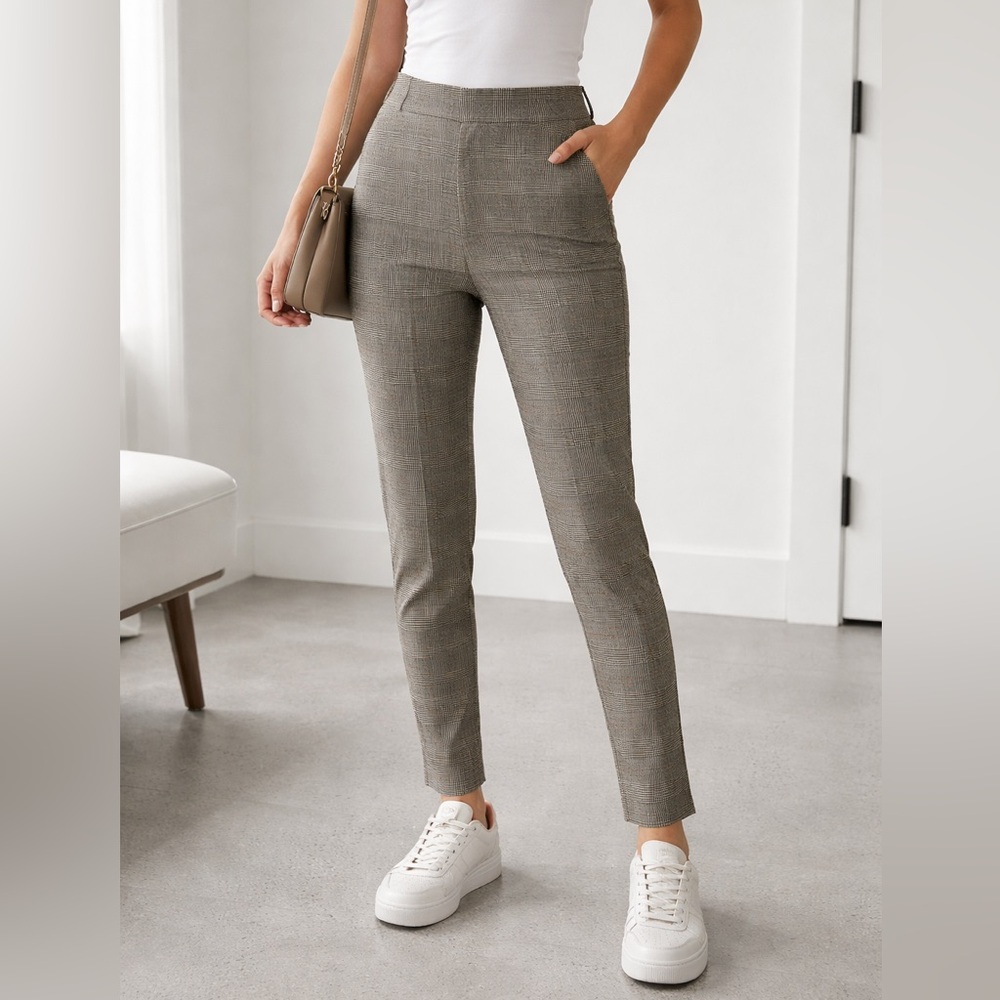 RW&CO. Women's Gray Cropped Pants.